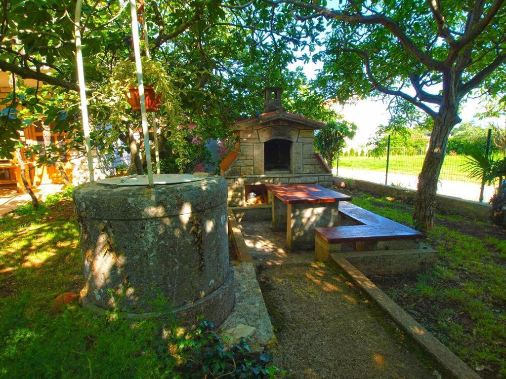 Apartment Sanja Near The Sea, Spacious And Green :) Pula Buitenkant foto